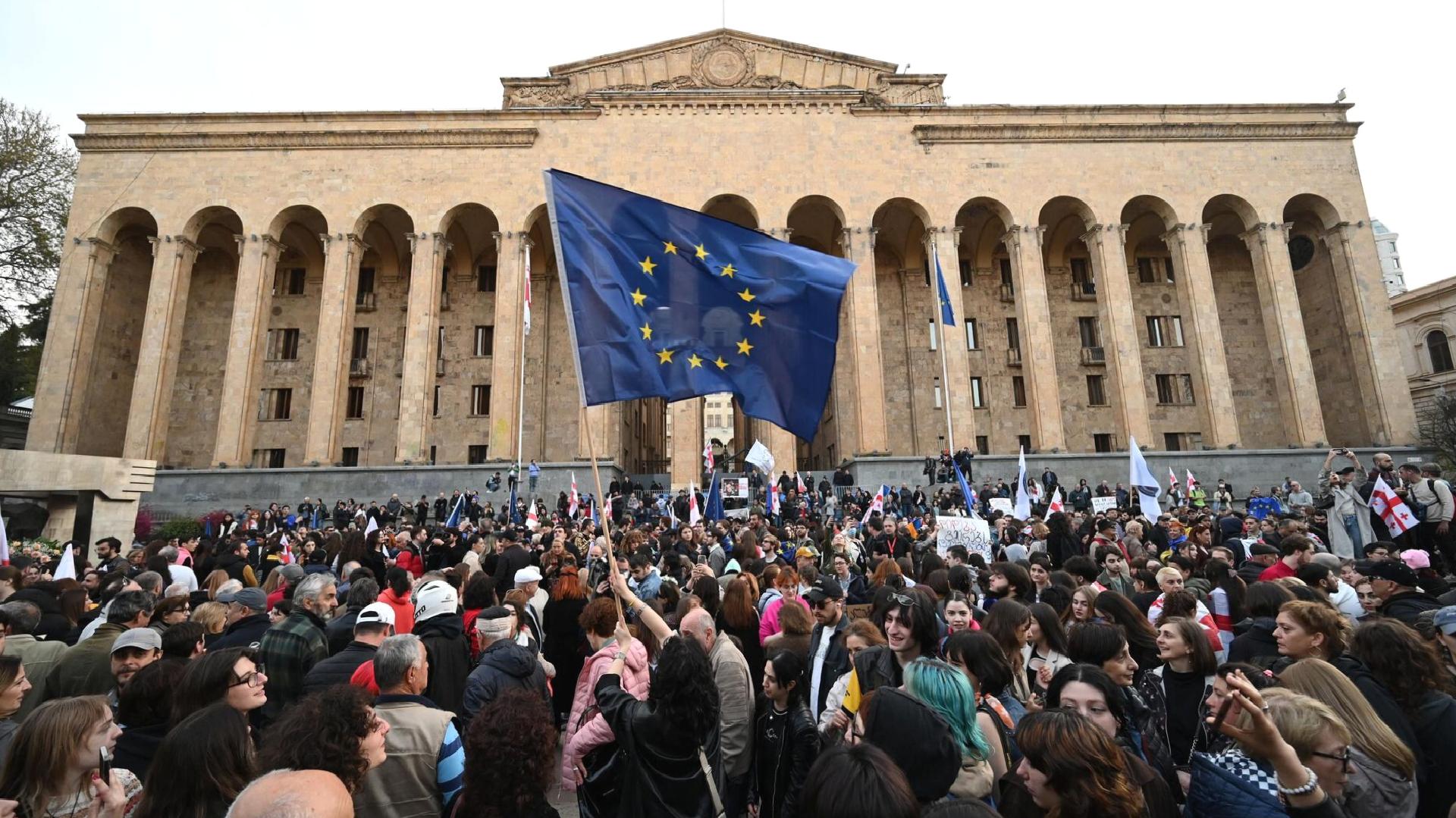 AB Gürcistan’daki STK’ları fonlamaya devam ediyor: ‘Devlet kurumlarından 11 kat daha fazla’