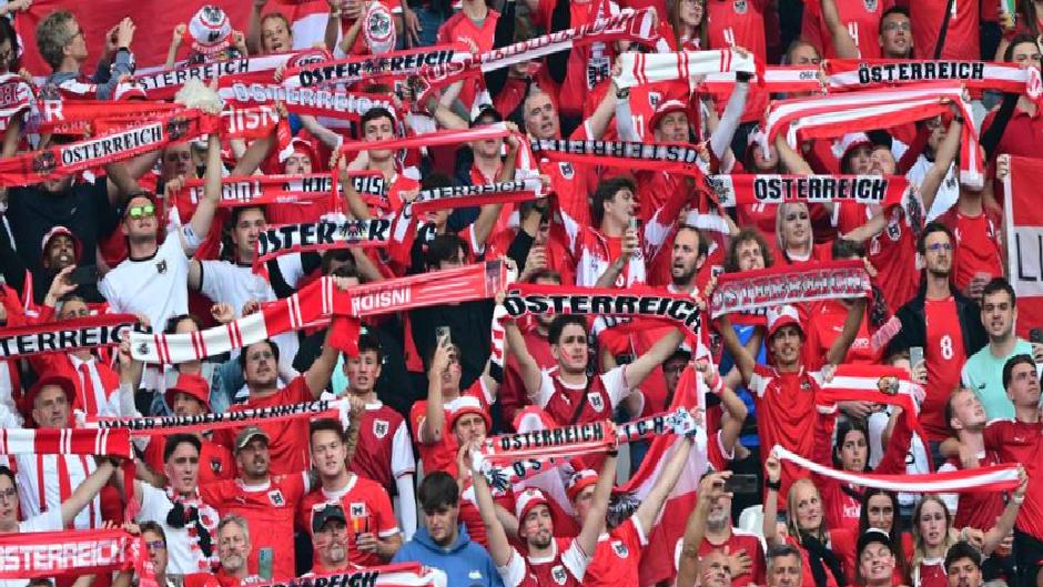 Avusturyalı taraftar grupları ırkçı tezahürata karşı çıktı