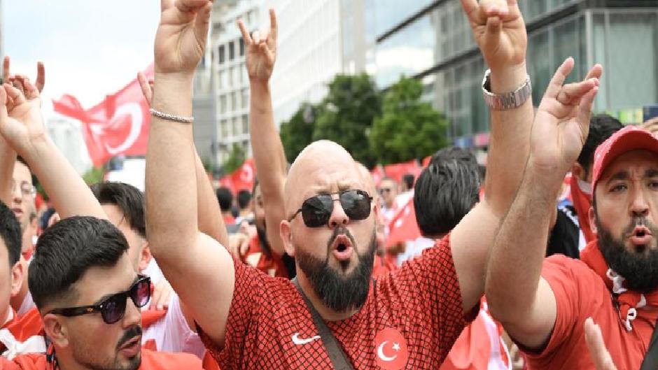 Berlin polisi taraftar yürüyüşünü sonlandırdı