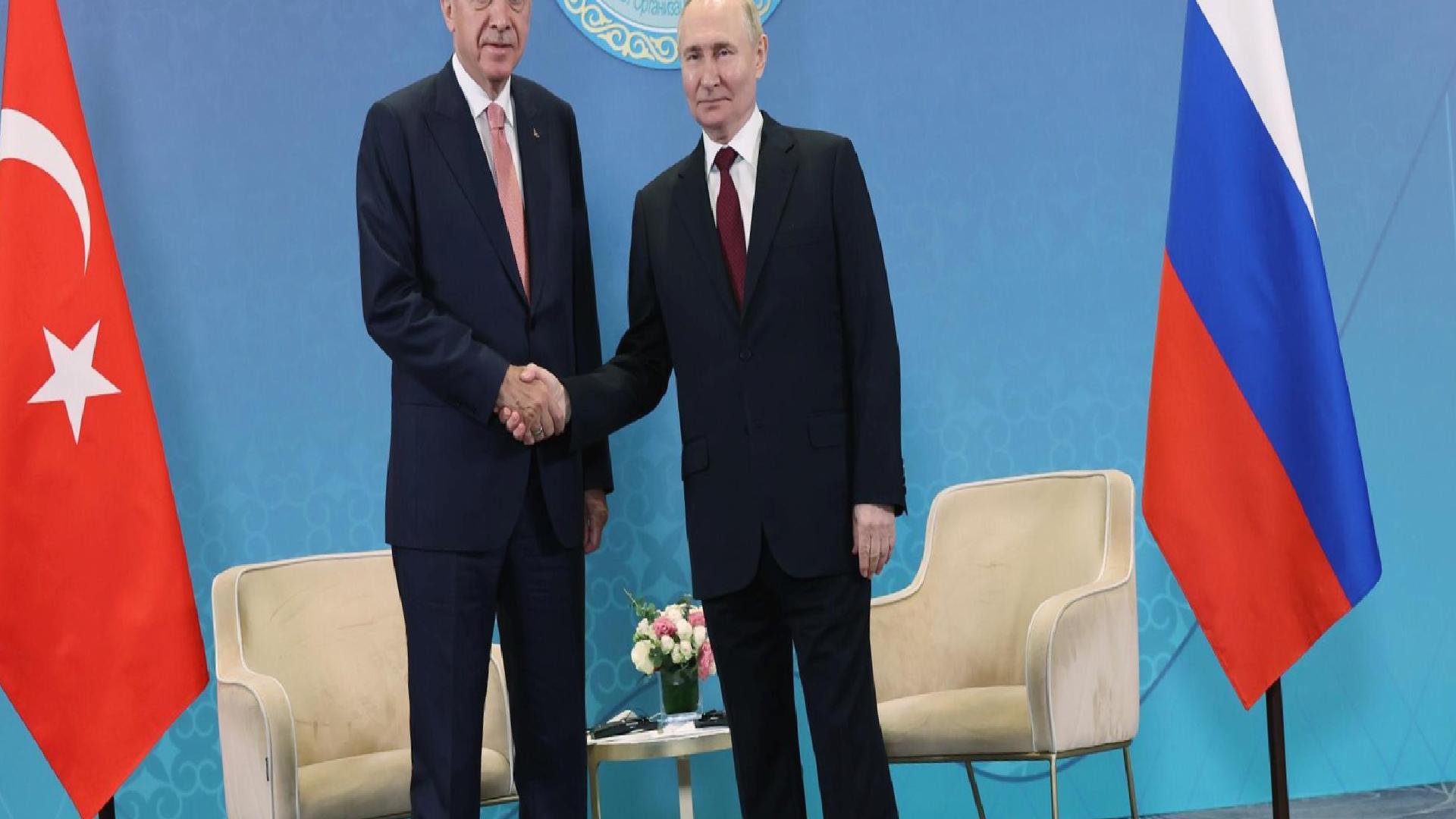 Erdoğan’la görüşen Putin: Dünyadaki tüm zorluluklara rağmen Rus-Türk ilişkileri gelişiyor