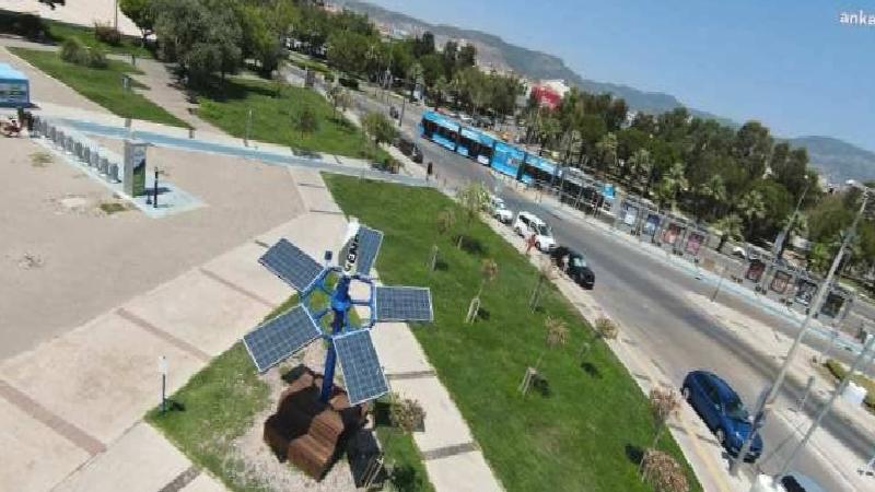 İzmir Belediyesi’nden iklim krizi mücadelesi: Güneş ağaçları ile şarj dönemi başladı