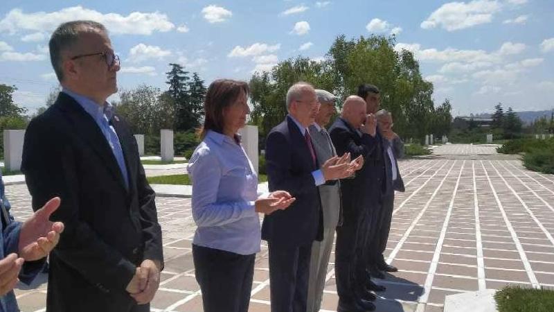 Kılıçdaroğlu, Bülent Ecevit’in kabrinde: ”50 yıllık süreç içerisinde görüyoruz ki Ada’ya gerçekten de barış geldi”