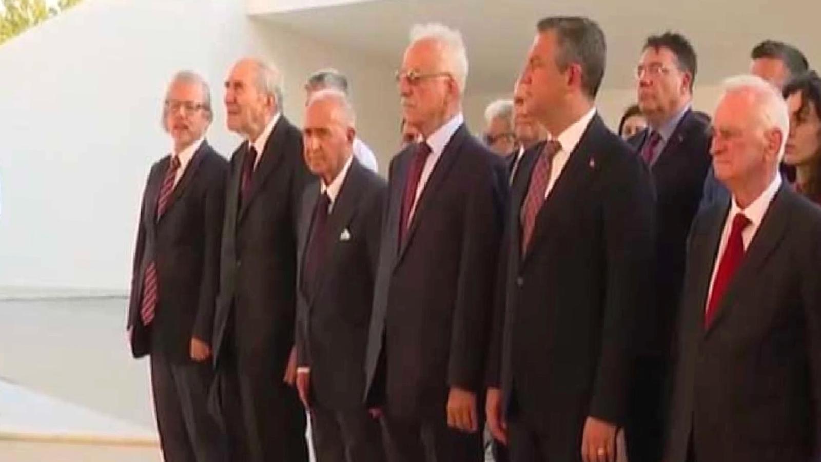 Özel, KKTC’de Rauf Denktaş’ın kabrini ziyaret etti: Mirasınız yaşatmak için çalışacağız
