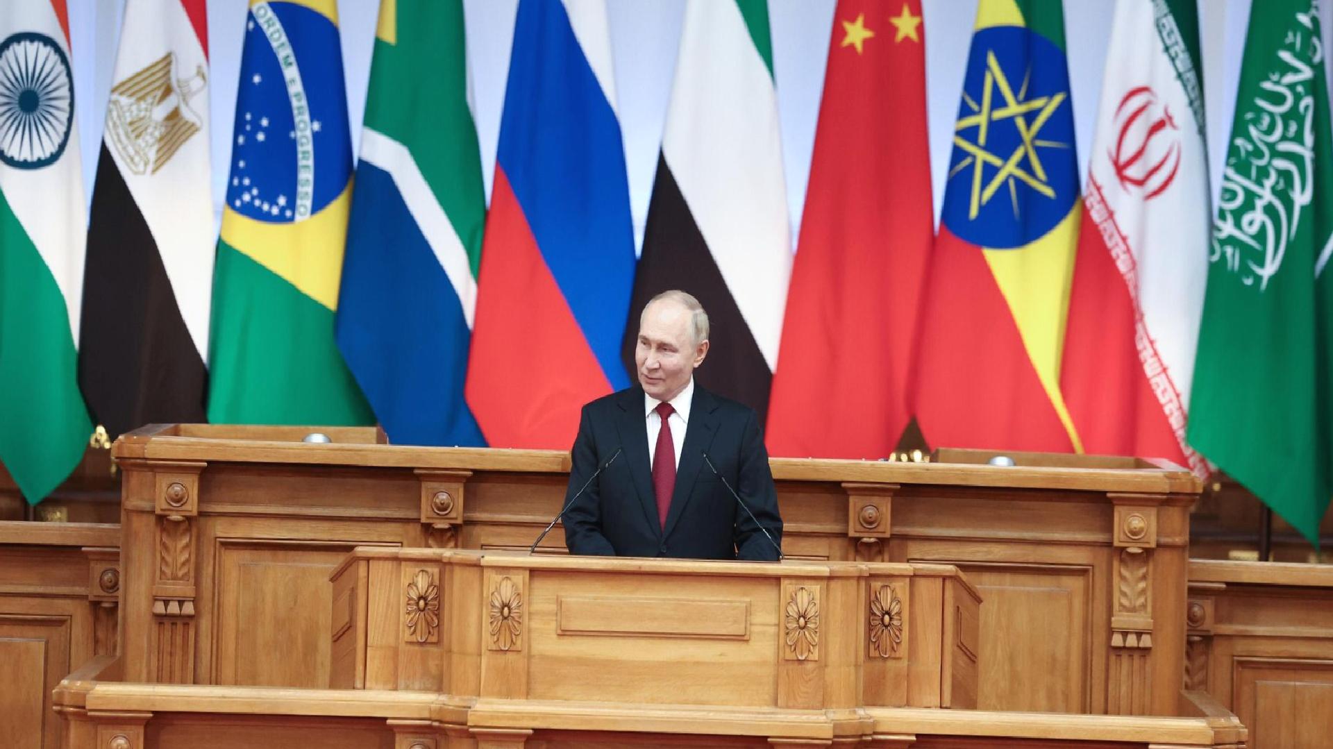 Putin: Batı, klasik sömürgecilik geleneklerini sürdürüyor