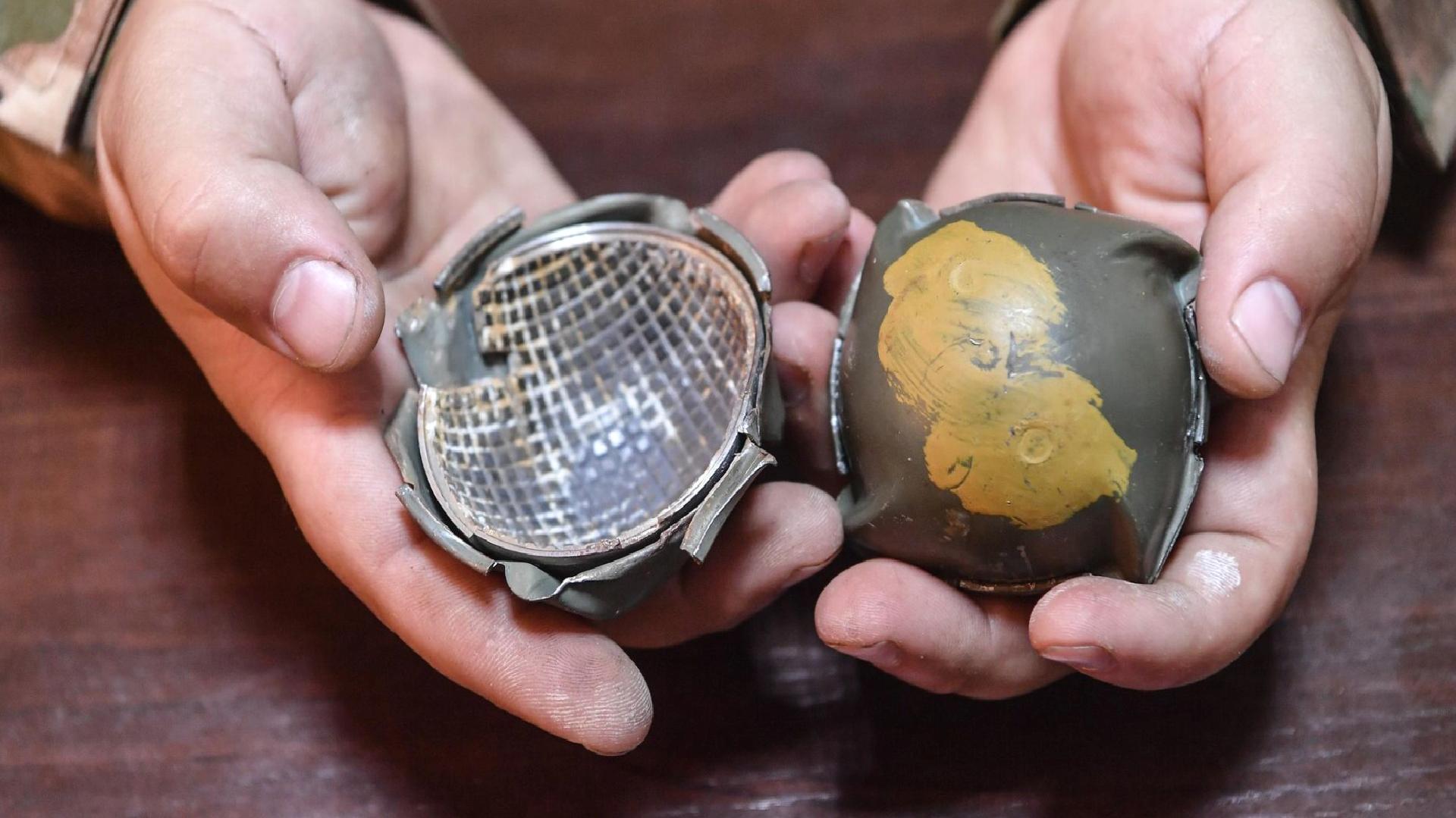 Rus uzmanlar ATACMS füzesinin taşıdığı misket bombasını inceledi