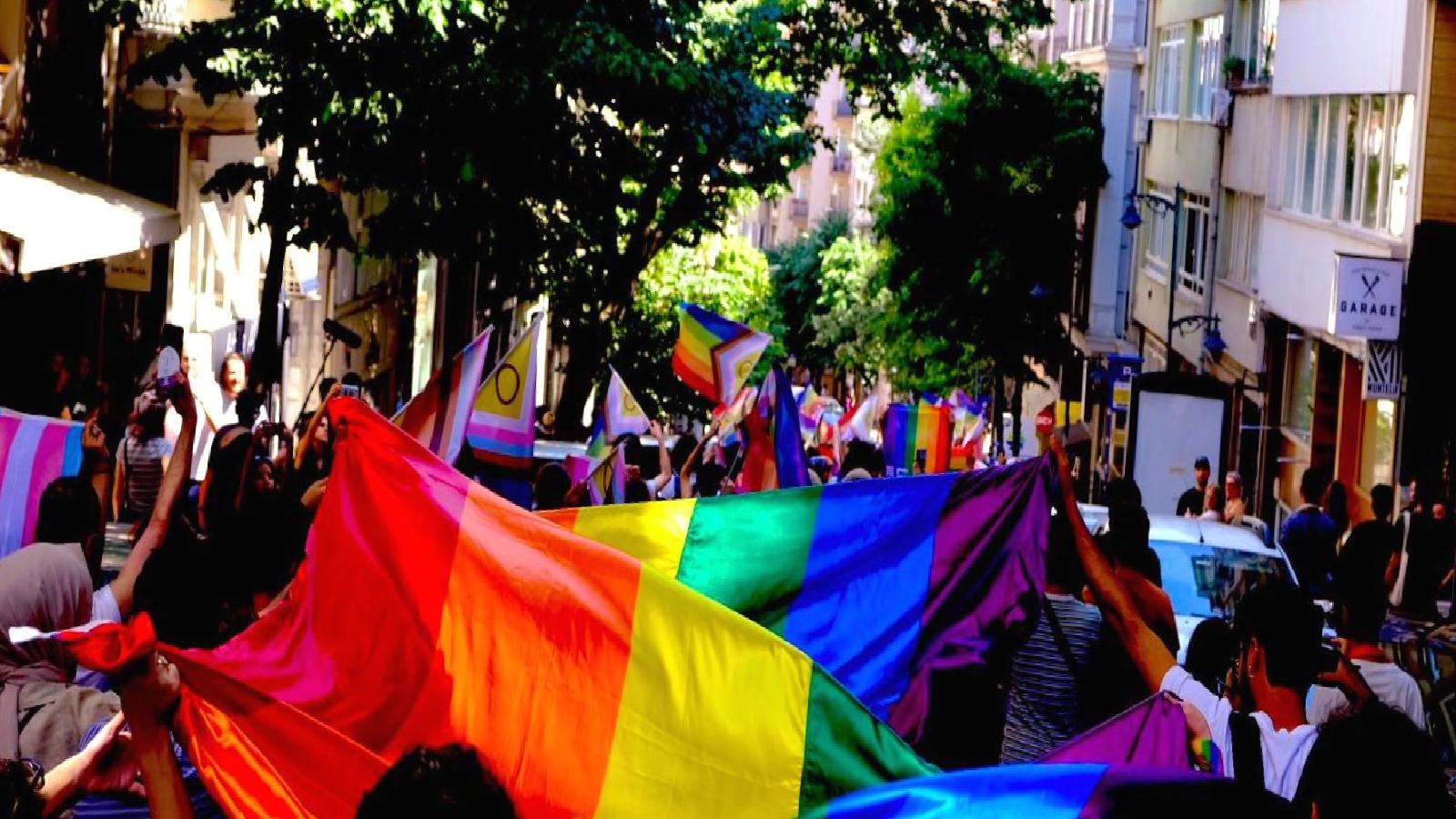 TİHV’den Onur Ayı hak halleri bilgi notu: Valilik ve kaymakamlık kararlarıyla yürüyüş engellendi; 23 kişi gözaltına alındı