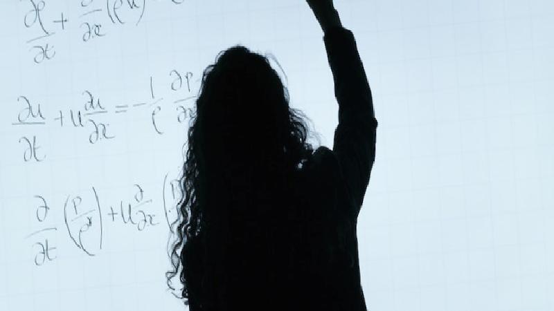 Akit yazarından öğretmenlere ‘performans’ önerisi: Öğretmenlerin verimliliği ölçülmeli, herkes aynı mşı almamalı