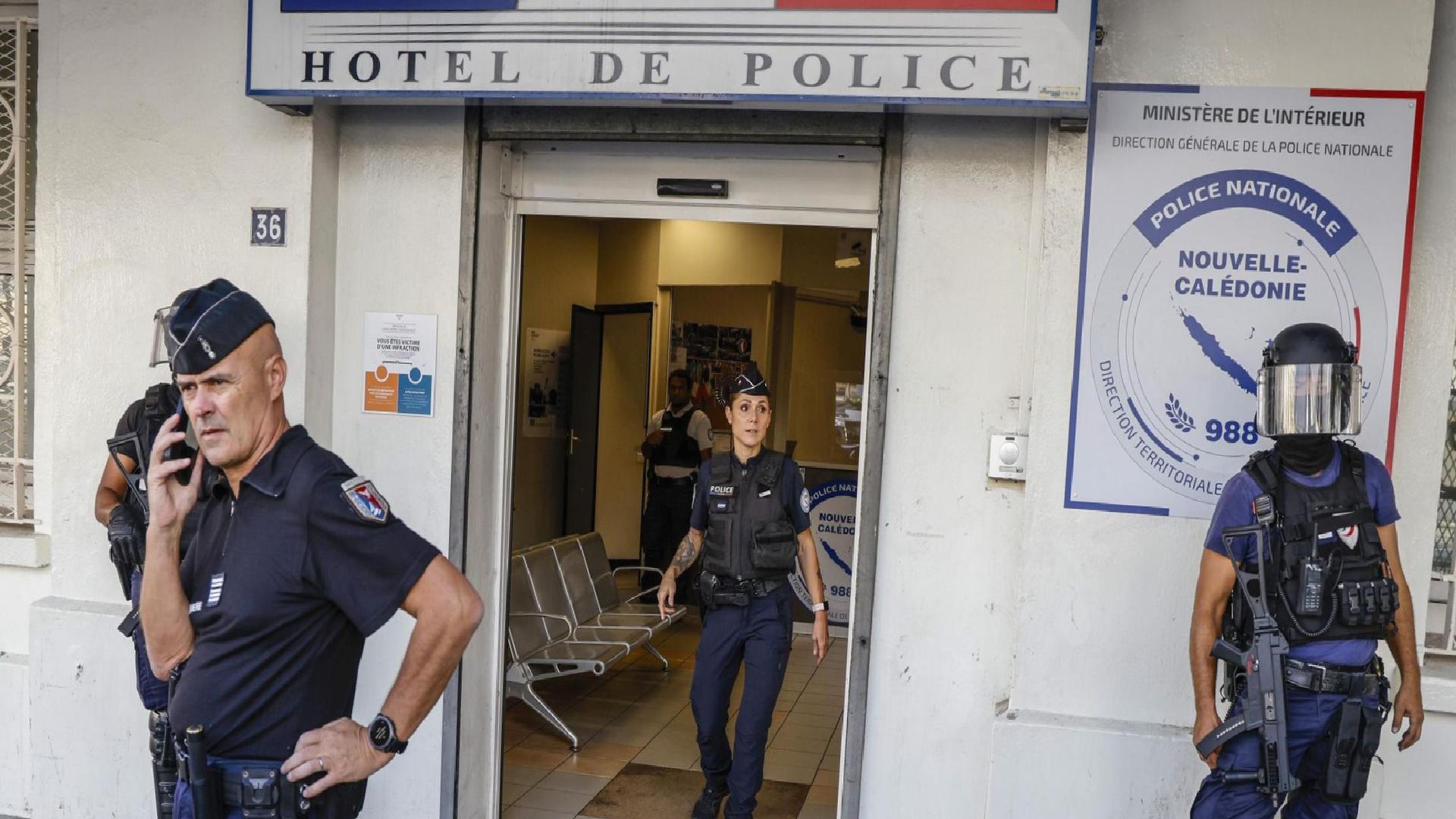 Fransa, sömürgesi Yeni Kaledonya’da sokağa çıkma yasağını uzattı