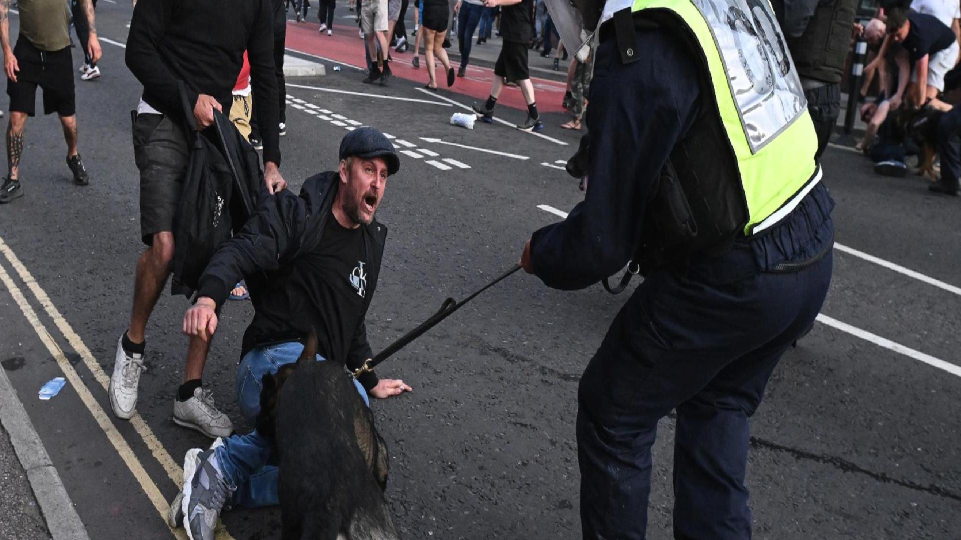 İngiltere’de aşırı sağcı sokak olayları dalga dalga ülkenin birçok bölgesine yayıldı
