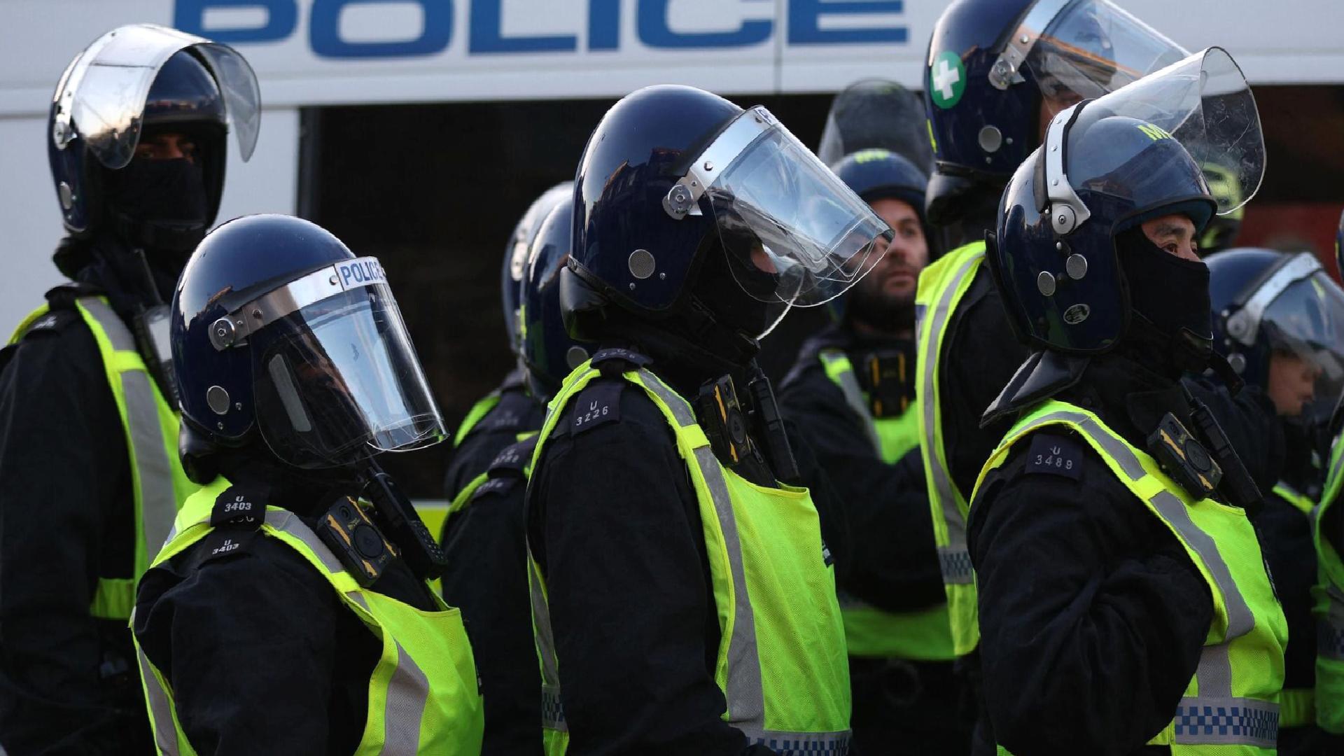 İngiltere’de aşırı sağcılar sığınmacıların kaldığı oteli yakmaya çalıştı