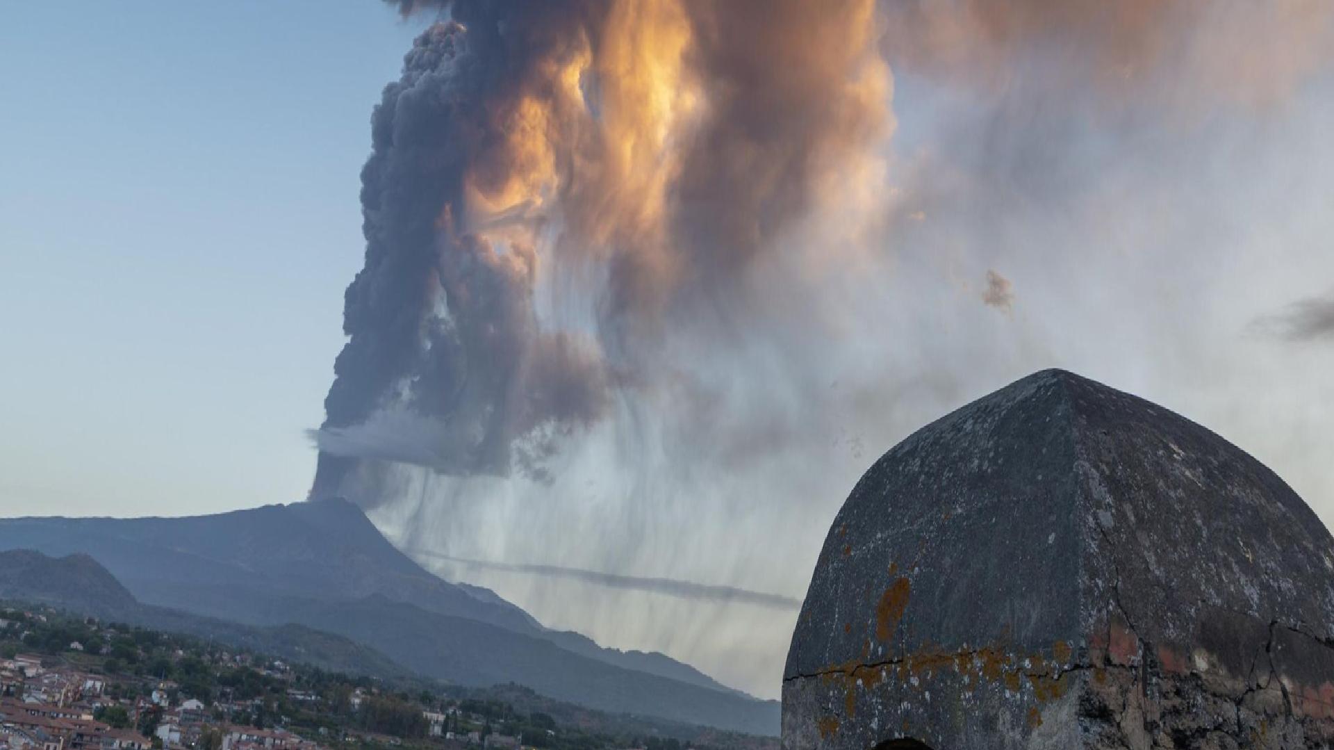 İtalya’da Etna Yanardağı yeniden kül ve lav püskürttü: Uçuşlar askıda