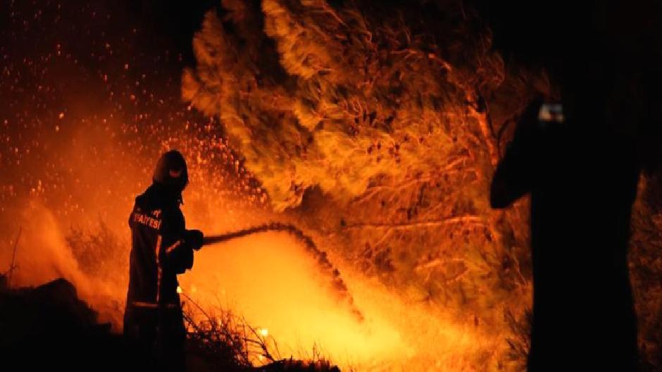 İzmir’de alevlerle mücadele sürüyor