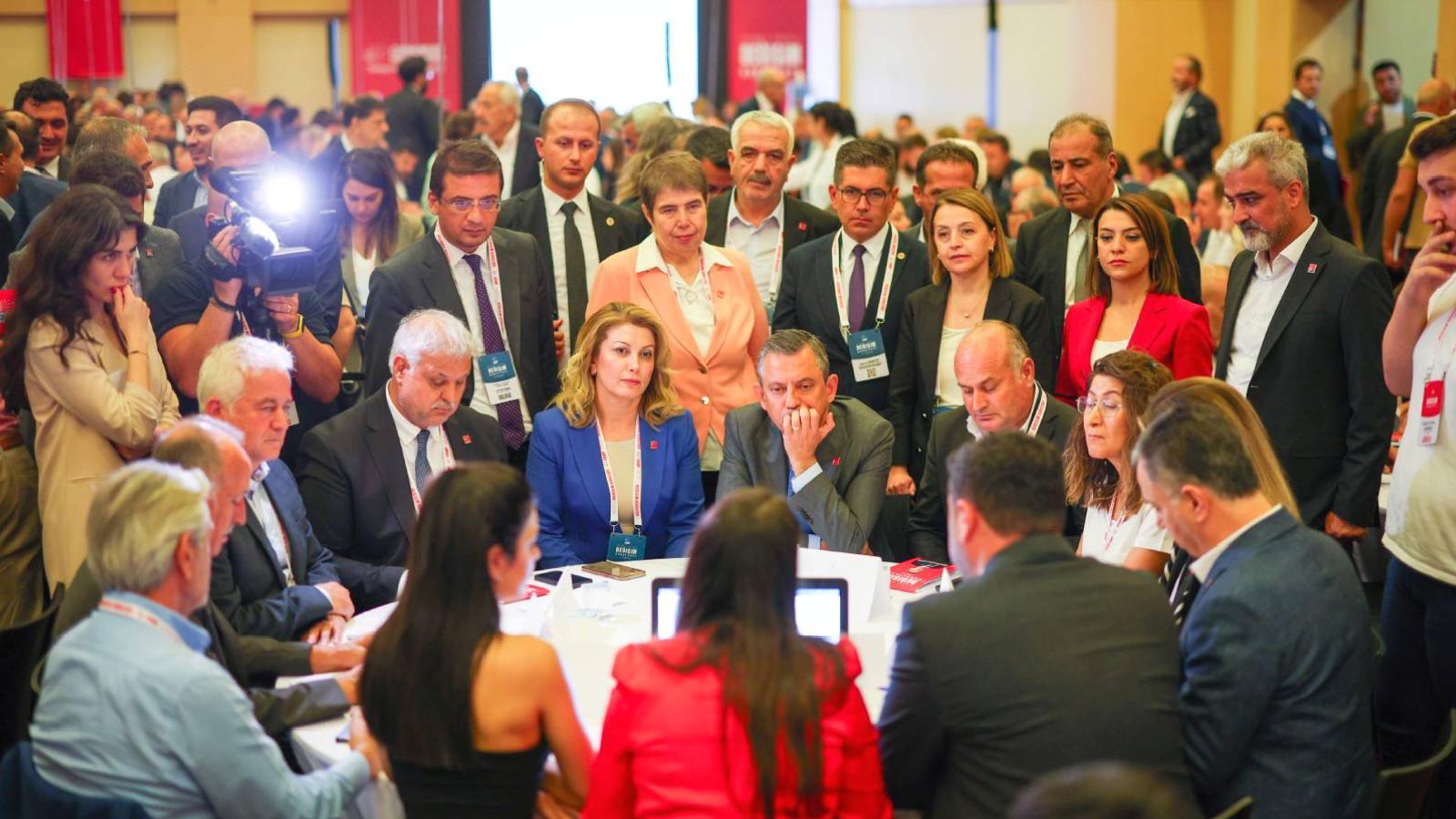 CHP Kurultayı’nda yuvarlık masa toplantısı: Parti programındaki değişiklikler tartışılıyor