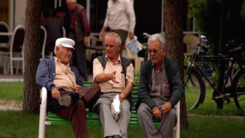 Türkiye’de artan yaşlı nüfusu için yeterli huzurevi yok; emekli mşları yetersiz, devlet desteği azalıyor