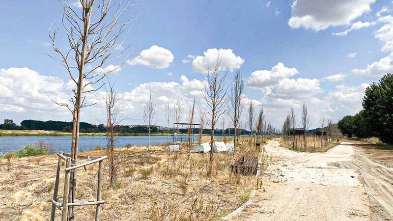 Yüz milyonlarca liraya mâl olan Edirne Millet Bahçesi açılmadan kurudu