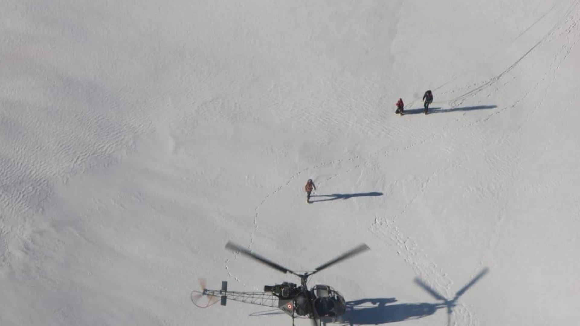 Himalayalar’da kaybolan iki dağcı, ekipmansız üç günün ardından kurtarıldı