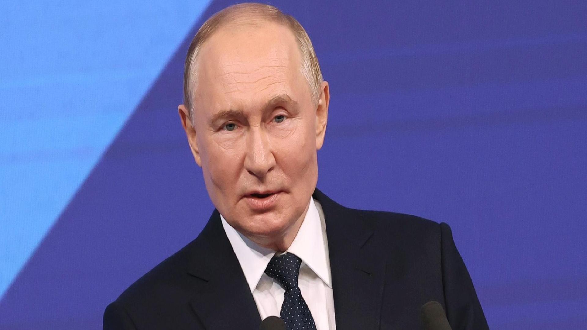 Putin, Rusya’daki tüm öğretmenlerin Öğretmenler Günü’nü kutladı