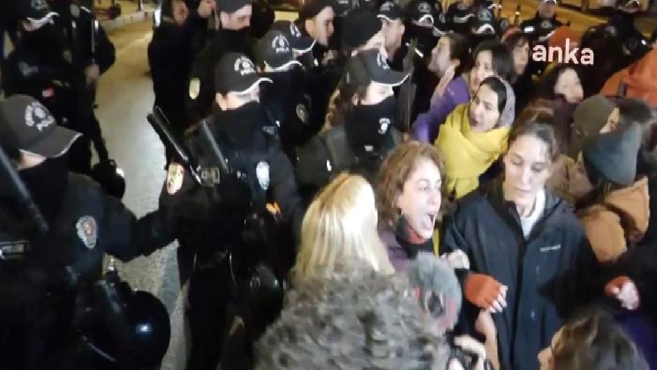 İstanbul’daki bayan eylemine polis müdahalesi