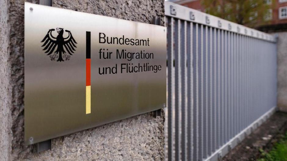 Almanya Suriyelilerin iltica başvurularını askıya aldı