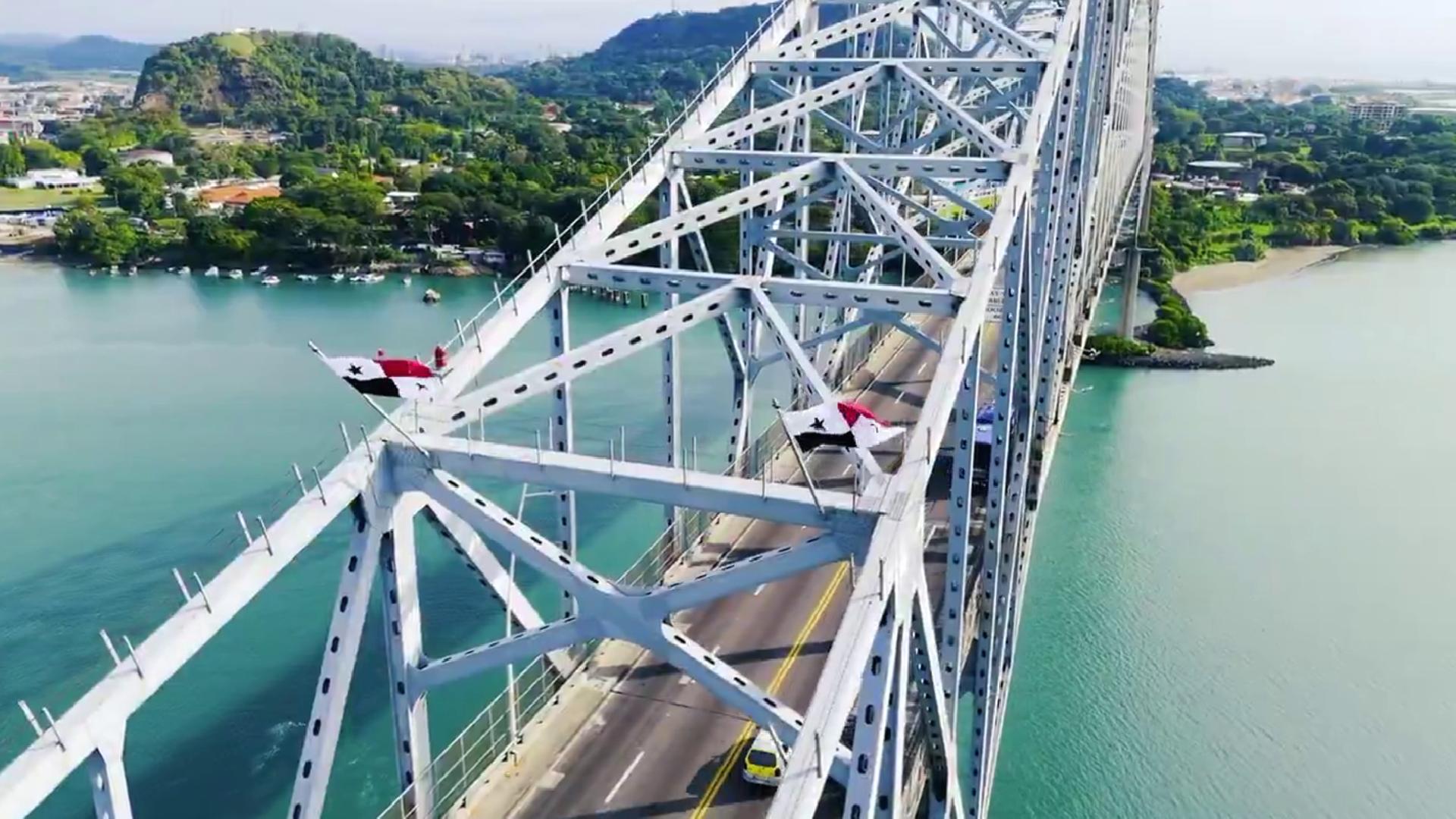 Panama’dan Trump’a cevap: Devlet Başkanı, kanaldaki köprüye Panama bayrakları astırdı