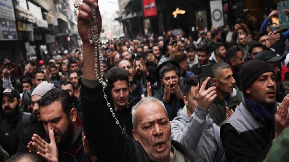 Suriye’de Noel ağacının yakılması protesto edildi