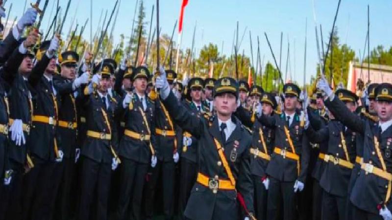 Akit yazarı, teğmenlerin Erdoğan’a karşı “kılıç kuşandığını” iddia etti