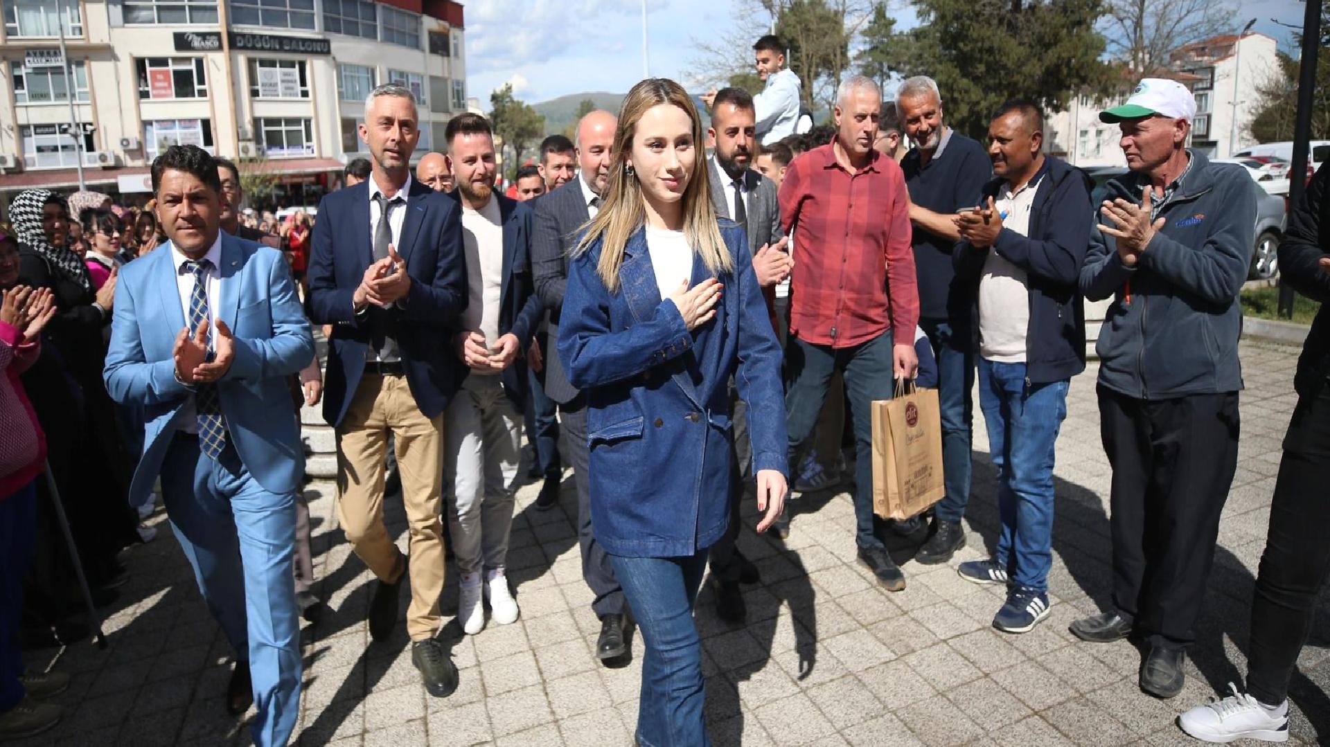 En genç Belediye Başkanı olarak tanınan 22 yaşındaki Kalkım Belediye Başkanı Zeynep Çelik, AK Parti’ye katıldı
