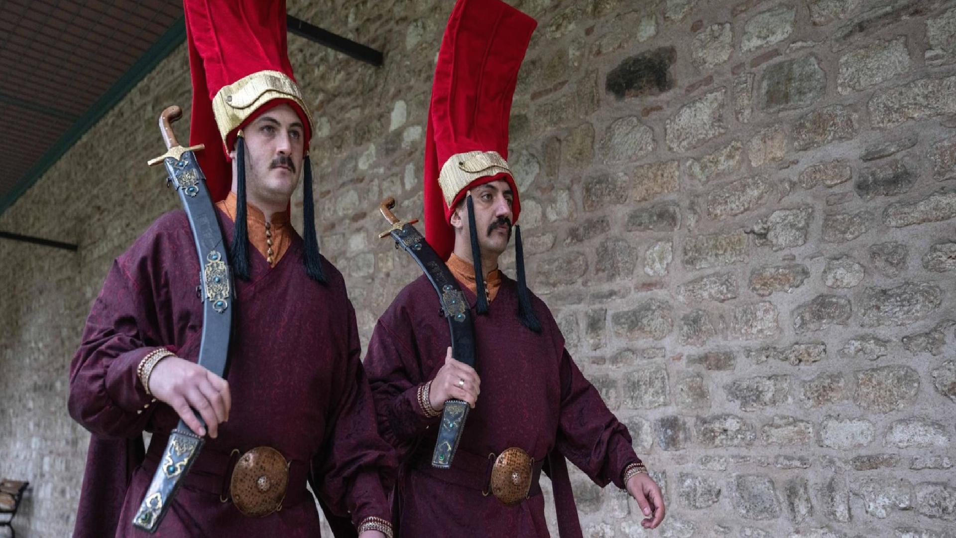 Topkapı Sarayı’nda jandarmaların ‘silahtar’ kıyafetiyle nöbeti: ‘Bize ulaşanlardan  teşekkür alıyoruz’