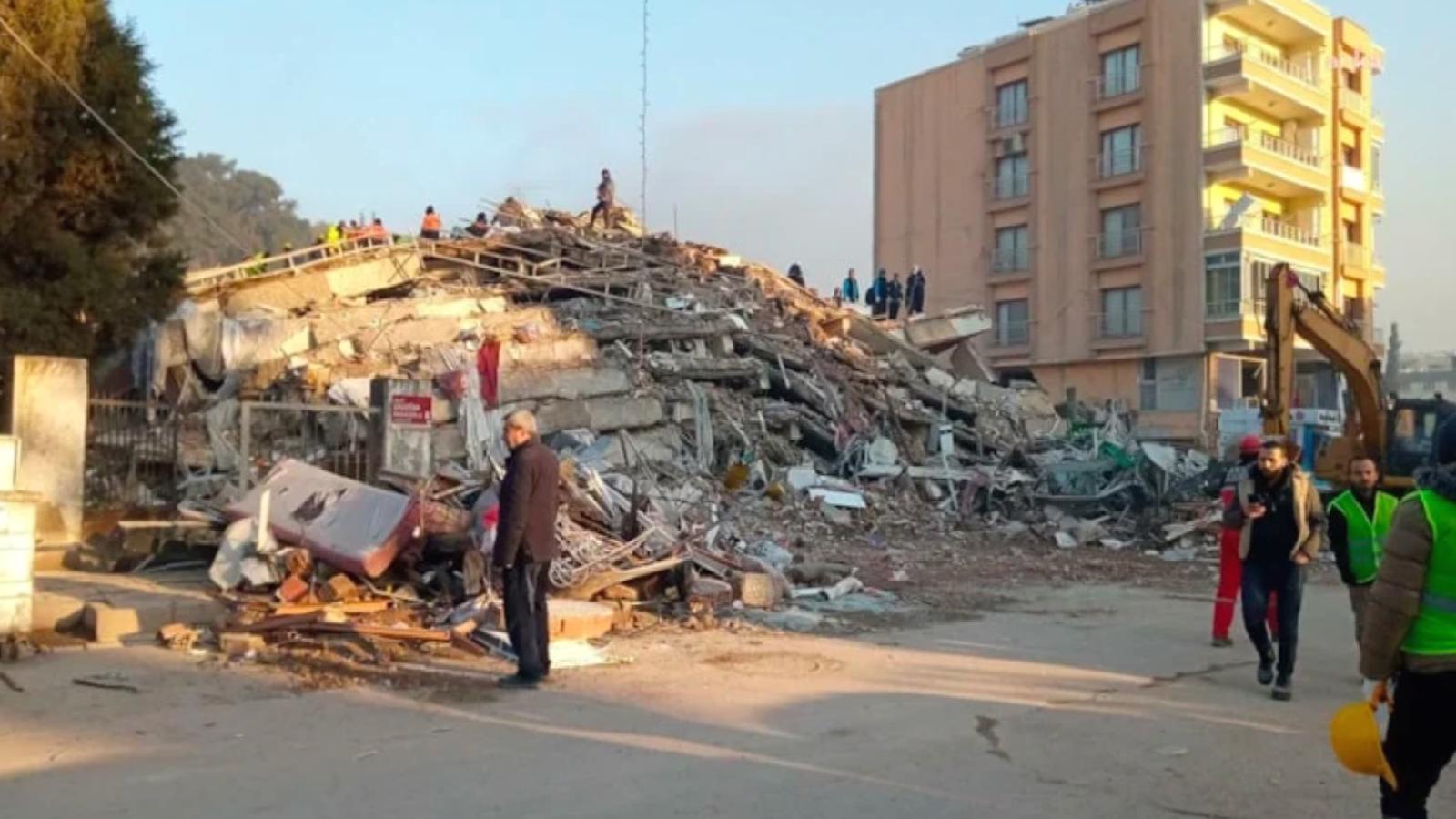 6 Şubat depremlerinde 55 kişiye mezar olan Kupik Apartmanı davasında ilk duruşma; “İki yıldır deliller bile toplanmadı”