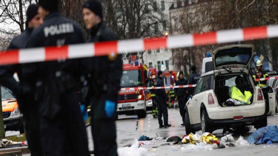 Münih’te otomobil insanların arasına daldı: 28 yaralı