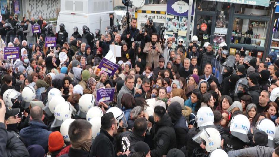 Van’da bayan yürüyüşüne polis müdahalesi