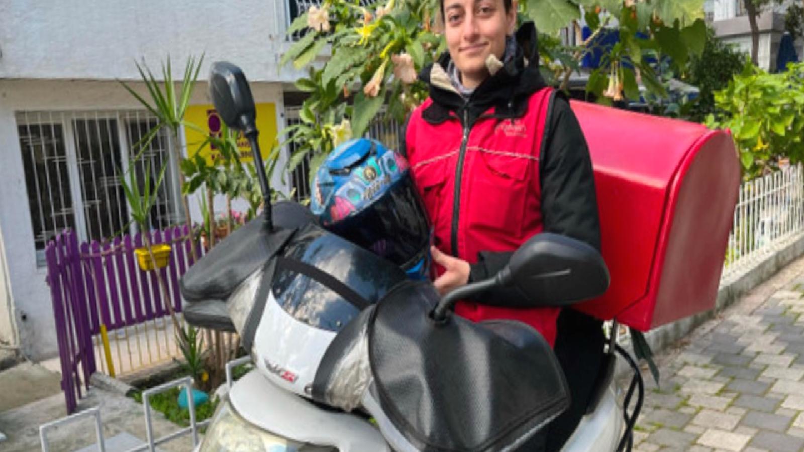 Ataması yapılmayan bayan öğretmen, motokurye oldu