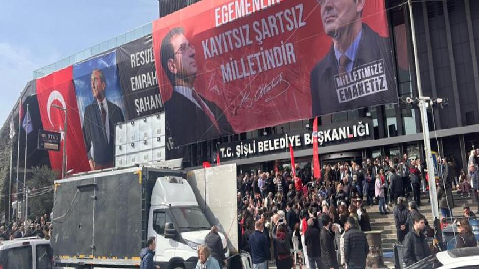 Şişli kayyumu polis eşliğinde belediyeye geldi