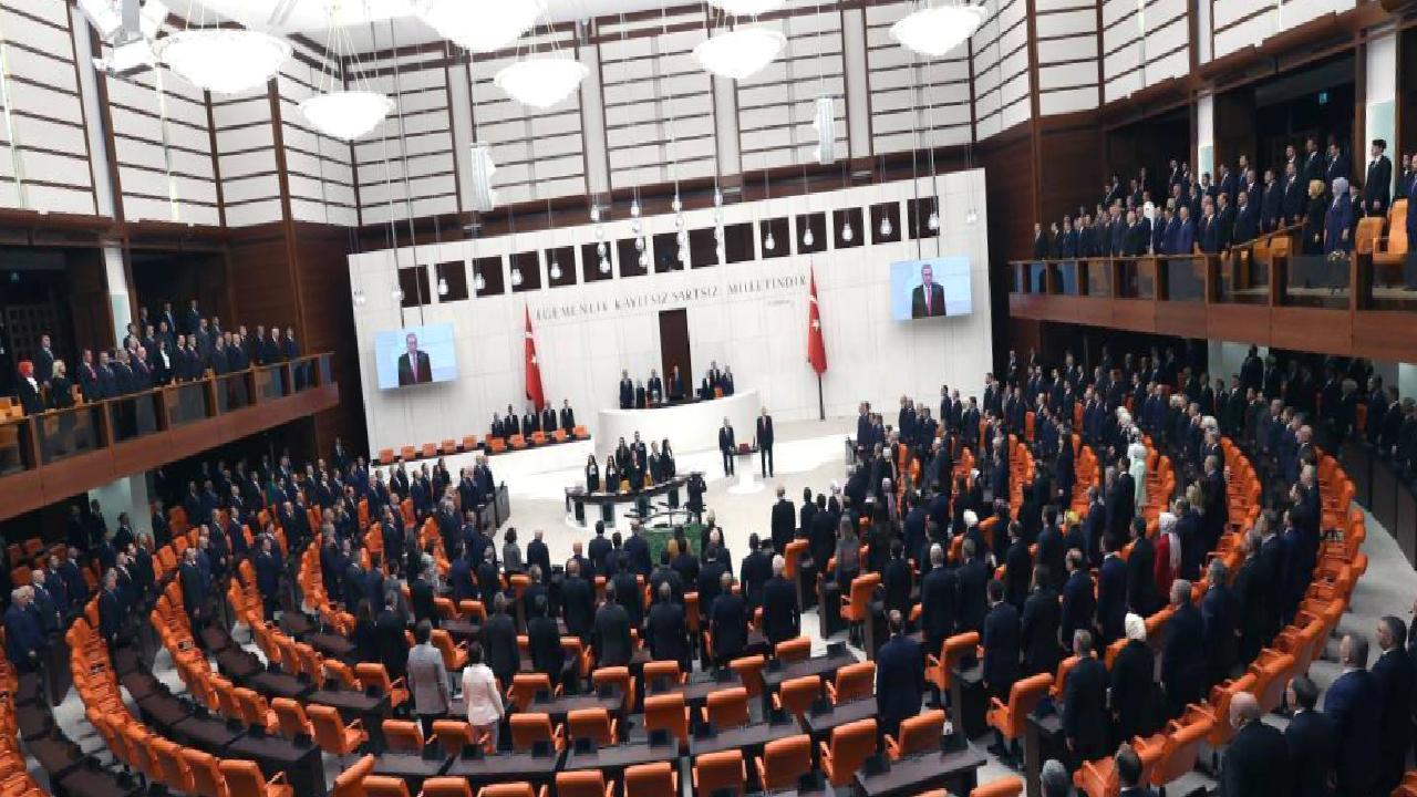AKP, torba kanun teklifini TBMM Başkanlığı’na sundu | Torba kanunla kamuya girişte 35 yaş sınırı geliyor