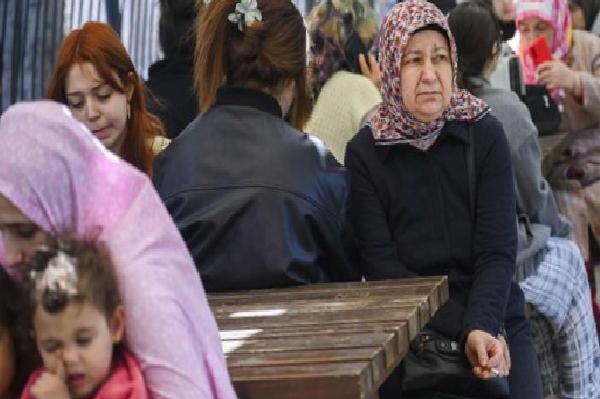 İstanbul’da 6.2 büyüklüğünde deprem sonrası park ve bahçelerde toplanıldı