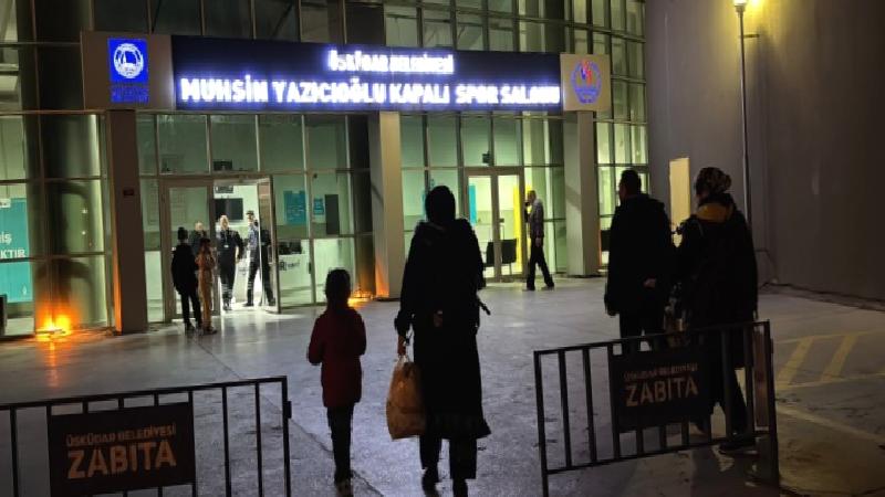 İstanbul’da bazı vatandaşlar deprem endişesiyle geceyi dışarıda geçiriyor