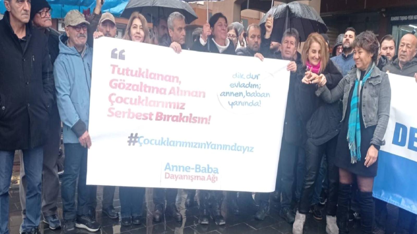 Tutuklu öğrencinin annesi ‘halkı kin ve düşmanlığa tahrik’ suçlamasıyla gözaltına alındı