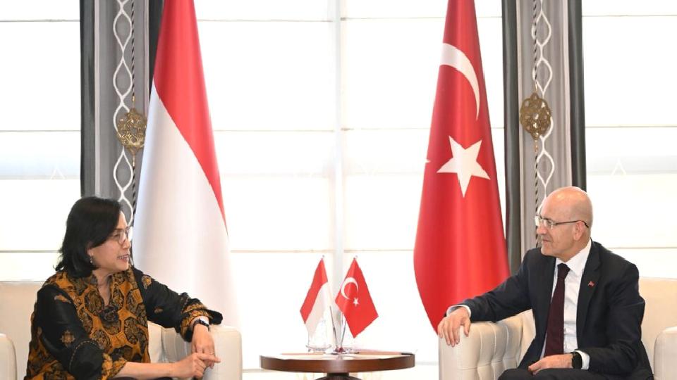 Bakan Şimşek, Endonezya Maliye Bakanı Indrawati ile görüştü