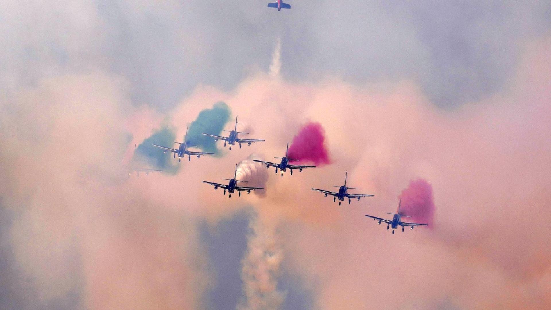İtalya’da hava gösterisinde korkutan anlar: Dünyaca ünlü Frecce Tricolori ekibine ait 3 uçak havada çarpıştı