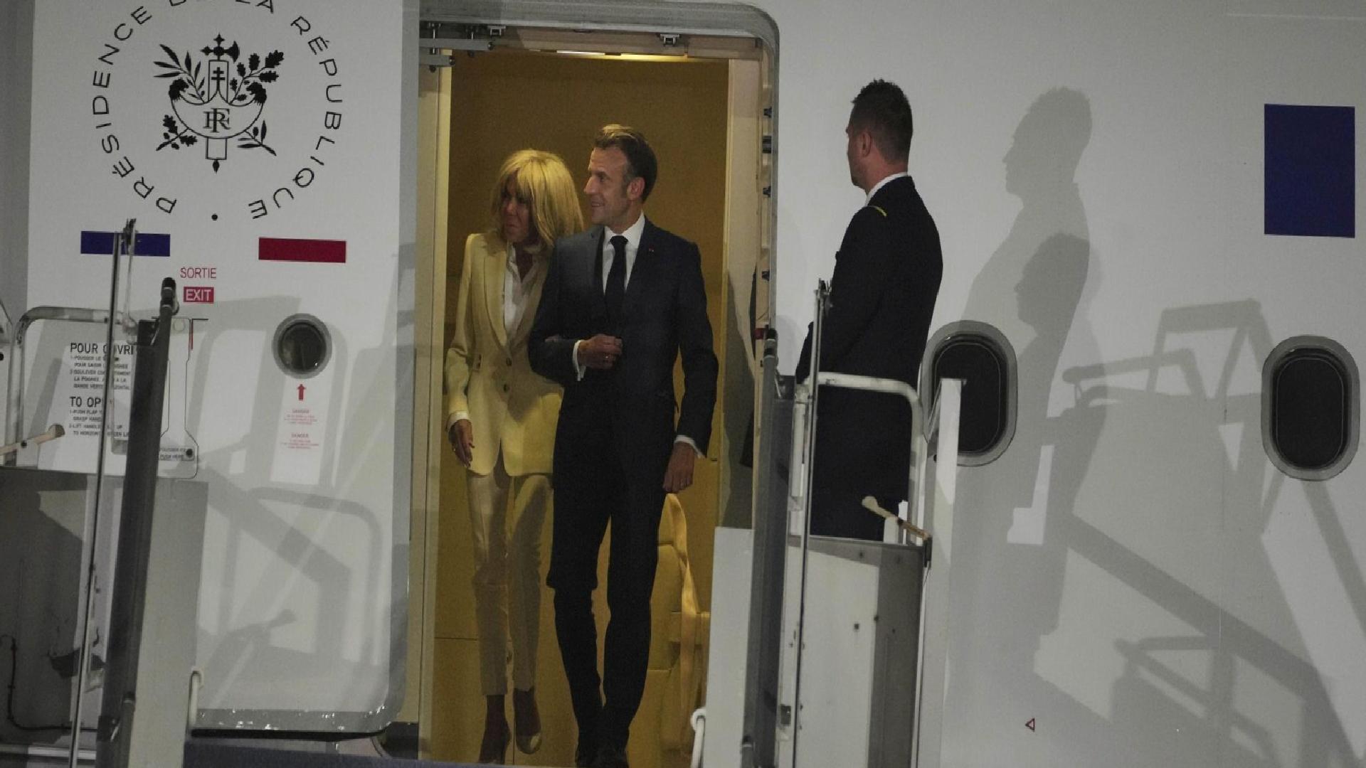 ‘Tokat’ iddialarıyla gündeme oturmuştu: Macron çifti bu sefer uçaktan el ele indi