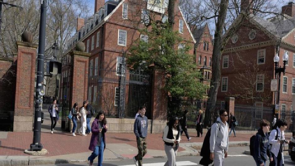 Trump Harvard’a yabancı öğrenci girişini yasakladı
