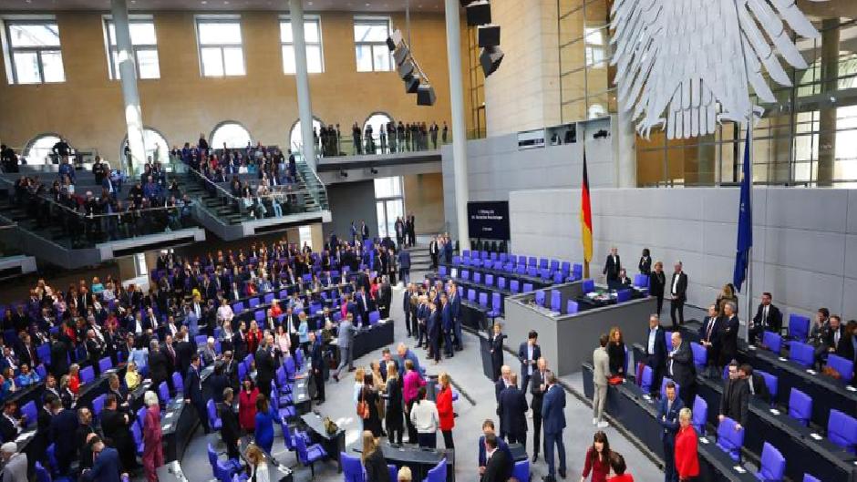 Almanya: Milletvekillerine otomatik maaş zammına tepki