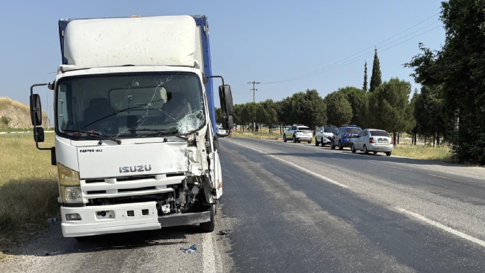 İzmir’de kamyonetin iki motosiklete çarpması sonucu 1 kişi öldü