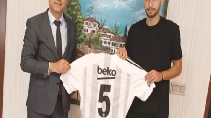 Tayyip Talha Sanuç’tan lise öğretmenine Beşiktaş forması