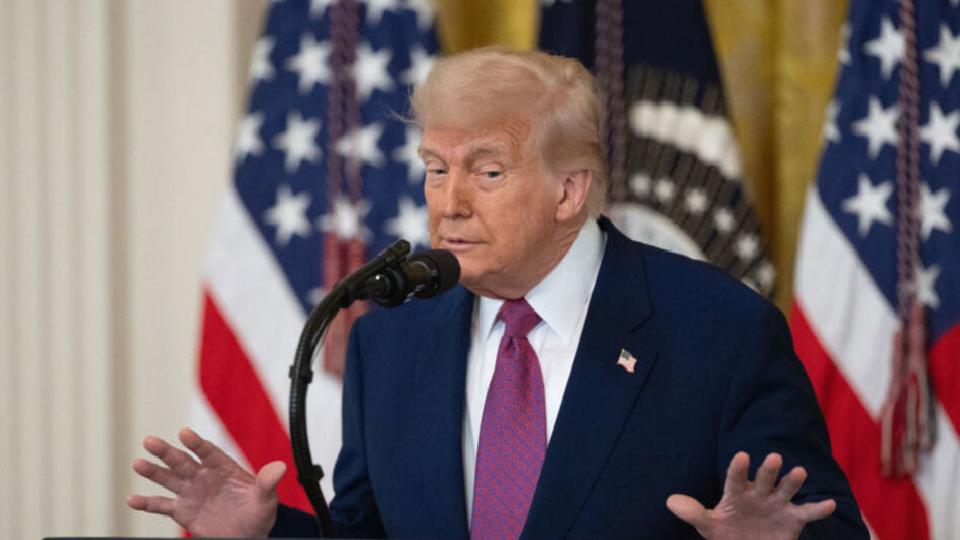 Trump: Rejim İran’ı tekrar büyük yapmıyorsa neden rejim değişikliği olmasın?
