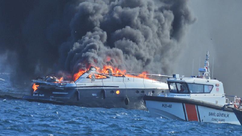 Balıkesir’in Erdek ilçesinde lüks yatta yangın çıktı; 4 kişi kurtarıldı, soruşturma başlatıldı