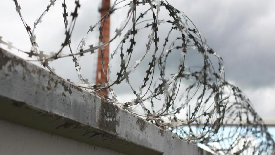 Cezaevlerini boşaltmak için 10 bin kişi tahliye edilecek