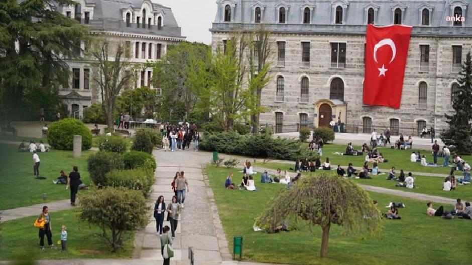 İmamoğlu protestosu: Diplomasını yırttı, gözaltına alındı