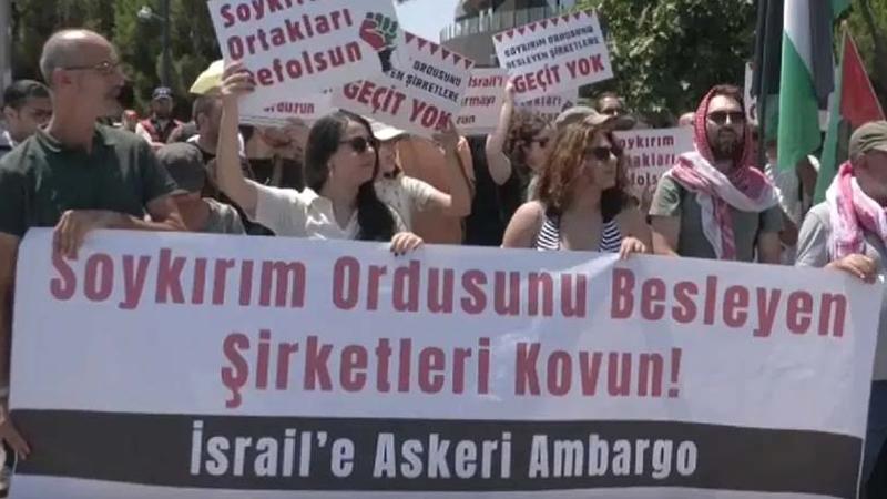 İsrail protestosu’nda ‘Cumhurbaşkanına hakaret’ suçlamasıyla gözaltına alınan 1 kişi tutuklandı, 1 kişiye ev hapsi verildi