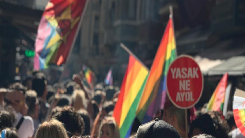 Onur Yürüyüşü’ne katılan 36 kişiye dava açıldı: Sırrı Süreyya Önder pankartı suç delili sayıldı